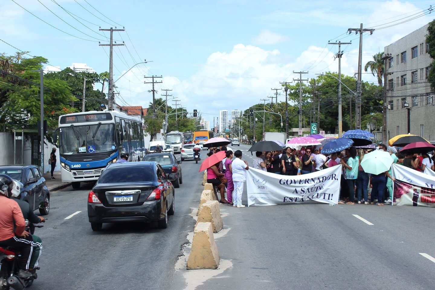 Enfermeiros paralisaram ambulatório e cirurgias do HCP, além da Cruz Cabugá, nesta segunda (13)
