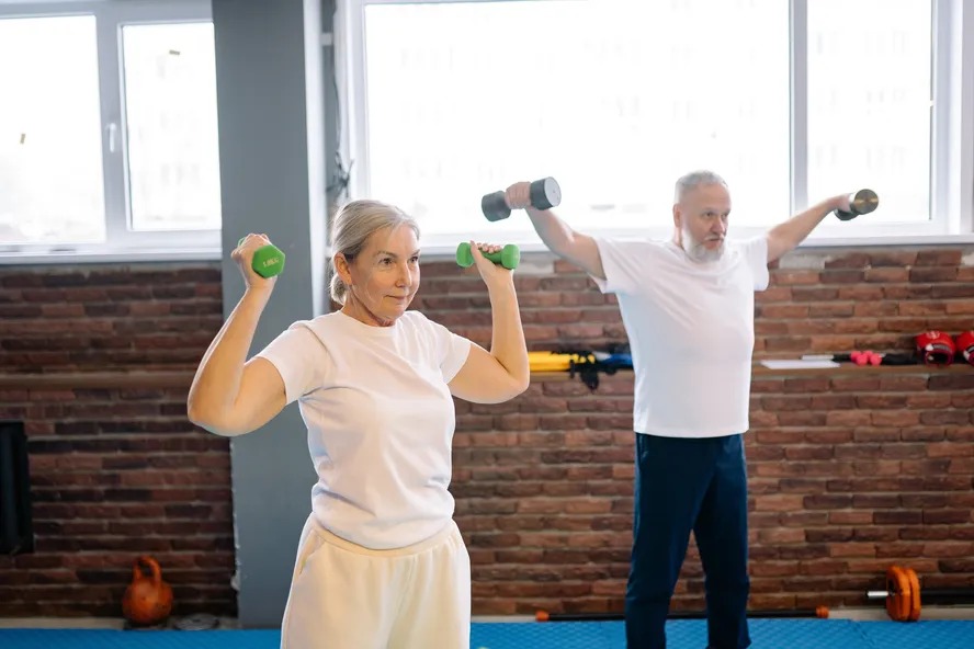 Exercícios de força ajudam a acelerar o metabolismo após os 50 anos.