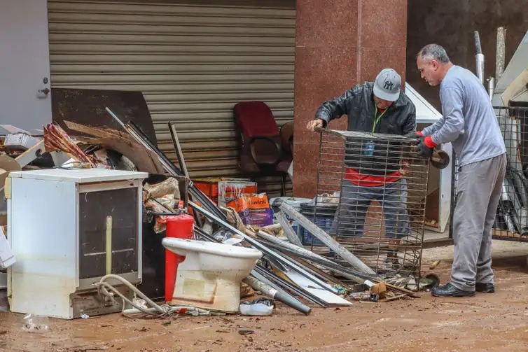 Comerciantes retiram entulho e limpam lojas para retomar os negócios no centro histórico de Porto Alegre 