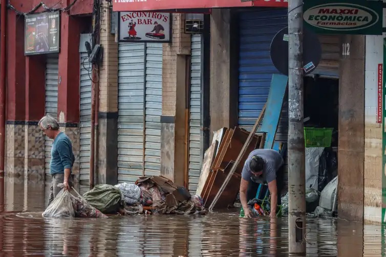 Comerciantes retiram entulho e limpam lojas no centro histórico de Porto Alegre 