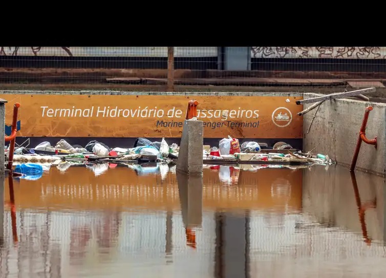 Centro Histórico de Porto Alegre alagado - Foto: Rafa Neddermeyer/Agência Brasil