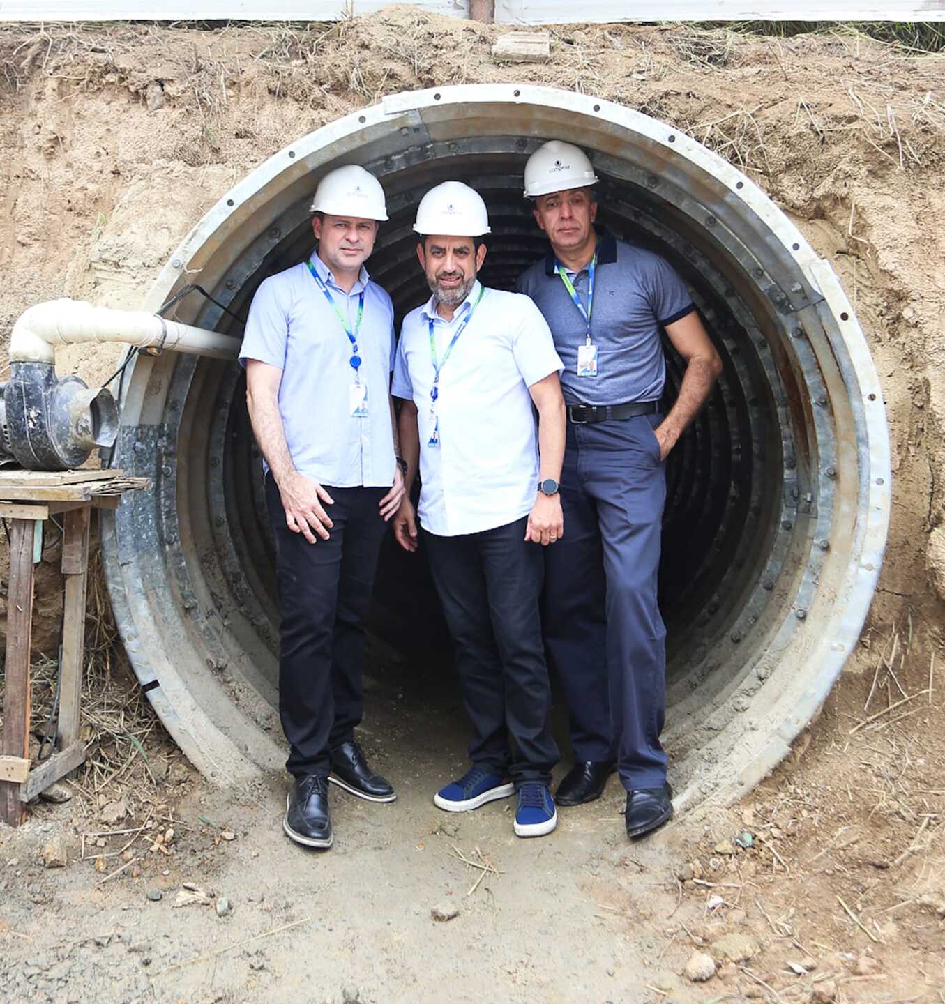 Ao centro Alex Campos, presidente da Compesa. Na sua esquerda o diretor Regional Igor Galinhdo. Na direita, o diretor de Engenharia Douglas Nóbrega
