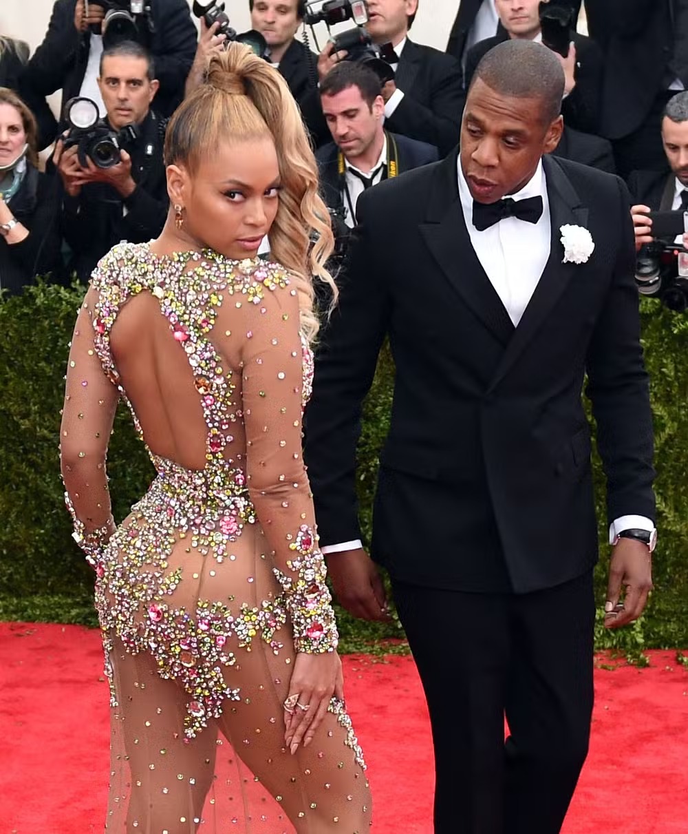 Beyoncé e Jay Z no tapete vermelho do Baile do MET, que inaugurou a exposição 