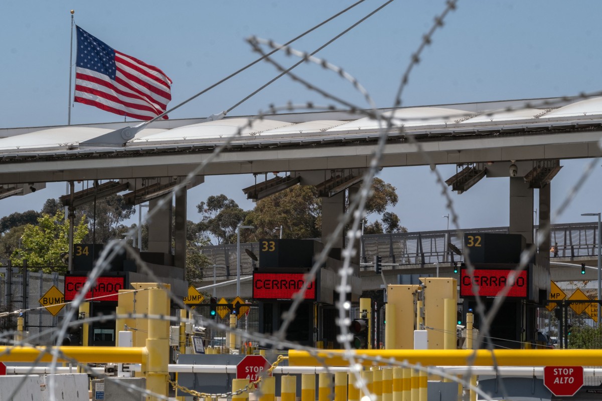 Linhas fechadas são retratadas no porto de passagem de San Ysidro, na fronteira EUA-México, visto de Tijuana, estado de Baja California, México, em 4 de junho de 2024. Foto: Guillermo Aria/AFP