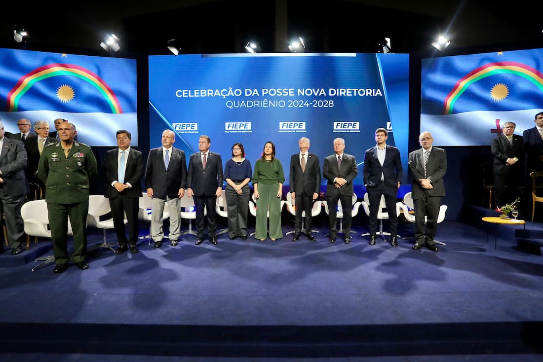 Posse da nova diretoria da Fiepe teve a presença da governadora Raquel Lyra e do prefeito do Recife, João Campos, entre outras autoridades