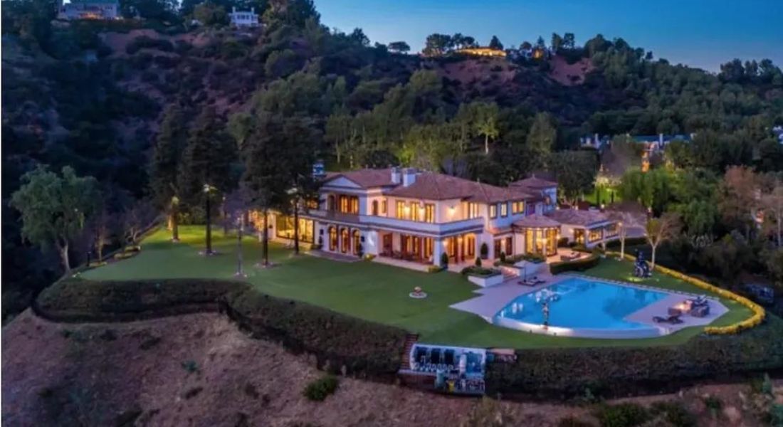 A ex-casa de Stallone, com a estátua de Rocky na piscina 