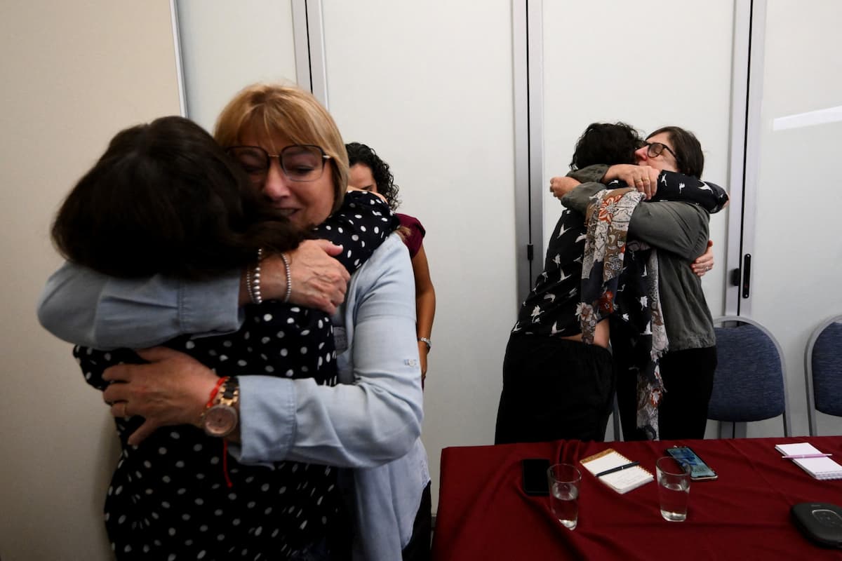 Adriana Reisfeld (2ª-esq) e Diana Malamud (C), parentes das vítimas do ataque à sede da Associação Mútua Israelita Argentina (AMIA), em Buenos Aires, em 28 de julho de 1994