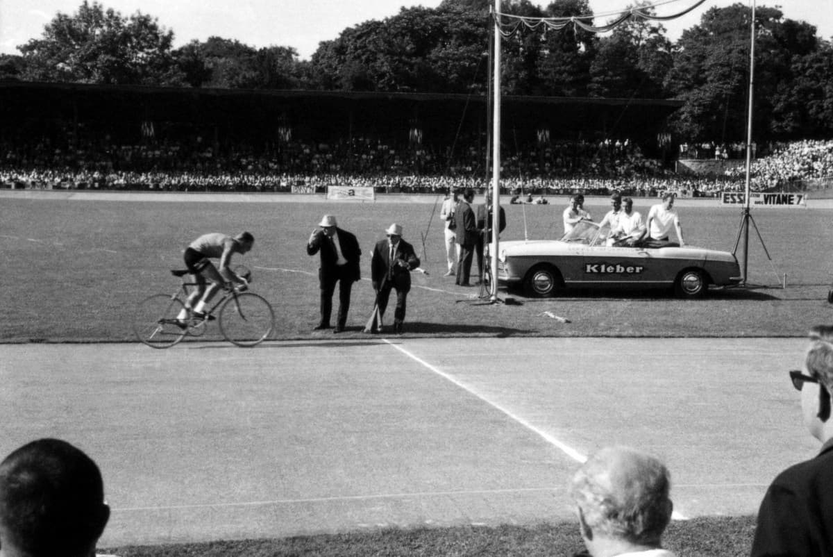 O ciclista holandês Jan Janssen cruza a linha de chegada da 55ª edição do Tour de France em 21 de julho de 1968 no Vélodrome Jacques Anquetil - La Cipale no Bois de Vincennes em Paris.