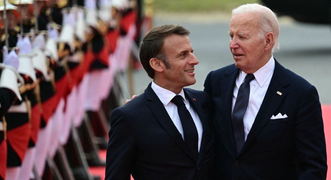 Em cerimônia do Dia D, Macron e Biden - Foto: Miguel Medina/AFP