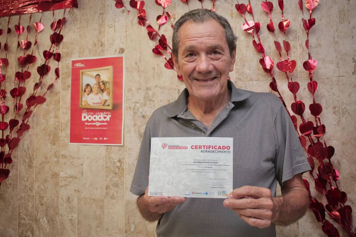 O aposentado José Nelson Tavares de Souza, de 75 anos, doador universal com mais de 118 doações pelo Hemope.