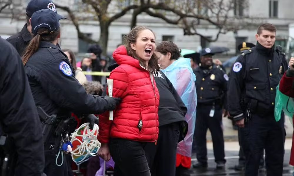 Diane Lane sendo presa durante um protesto, nos EUA 