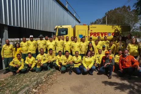 Corumbá (MS)  As ministras Marina Silva e Simone Tebet (ambas centro), visitam brigada do PREVFOGO (MG) que ajudará ao combate ao incêndio que atinge o Pantanal.