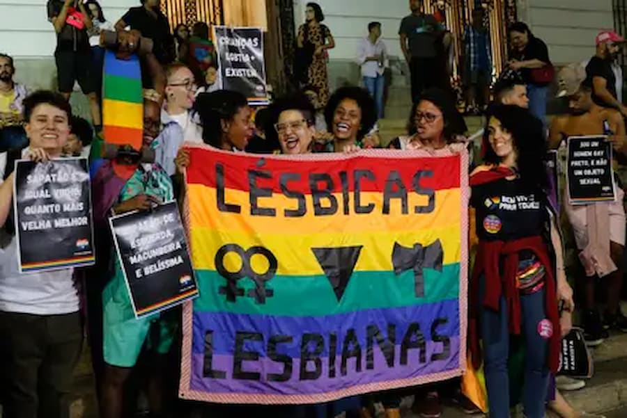 Pessoas celebram o Dia Internacional do Orgulho LGBTQIA+ na Cinelândia, região central do Rioa cidade. 