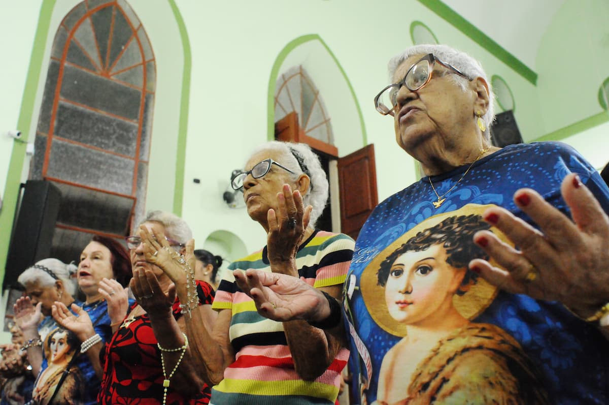 Essa humildade é refletida na vida de devotos como a professora aposentada e atual guardiã do andor da paróquia, Maria Auxiliadora, de 82 anos, que encontrou orientação e propósito na devoção a São João Batista. 