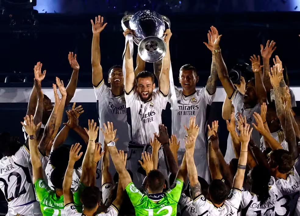 Nacho levanta a taça da Champions League na festa do Real Madrid no Santiago Bernabéu