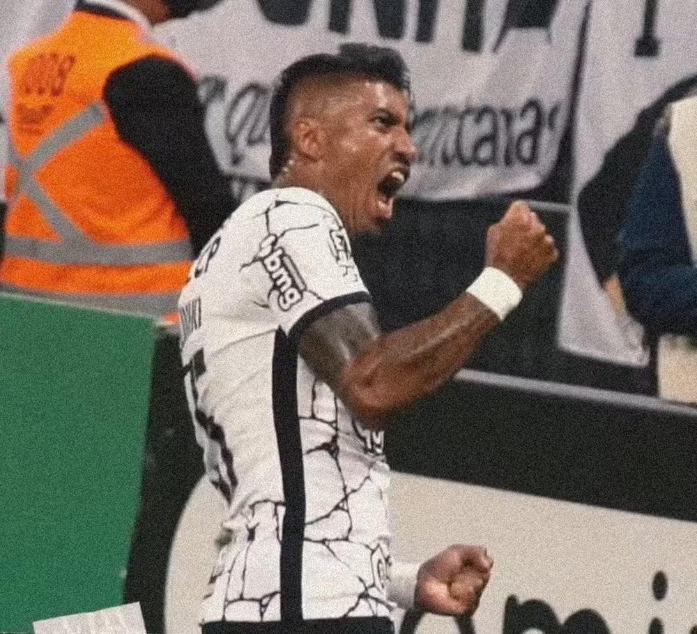 Paulinho com a camisa do Corinthians 