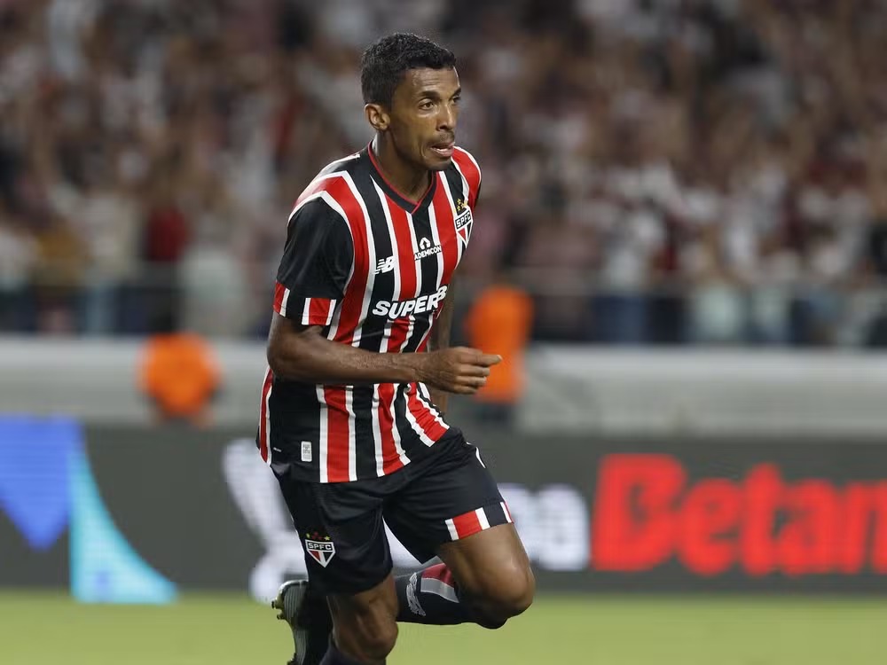 Luiz Gustavo com a camisa do São Paulo 