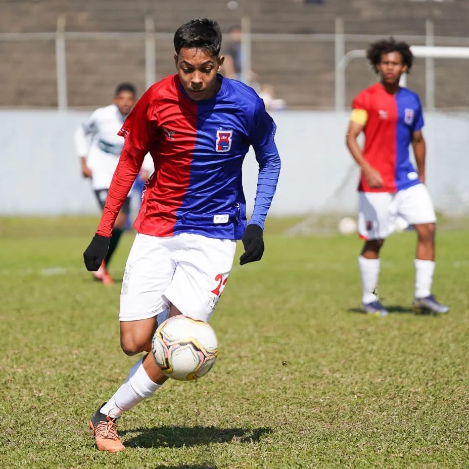 Atacante Vinícius no elenco do Paraná