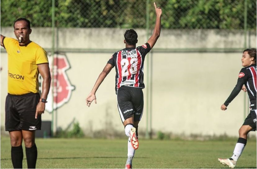 Vinícius veste a camisa 23 no Santa Cruz