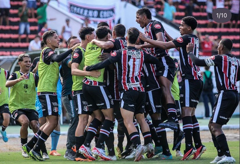 Jogadores do Santa Cruz comemoram após vitória contra o Sete de Setembro