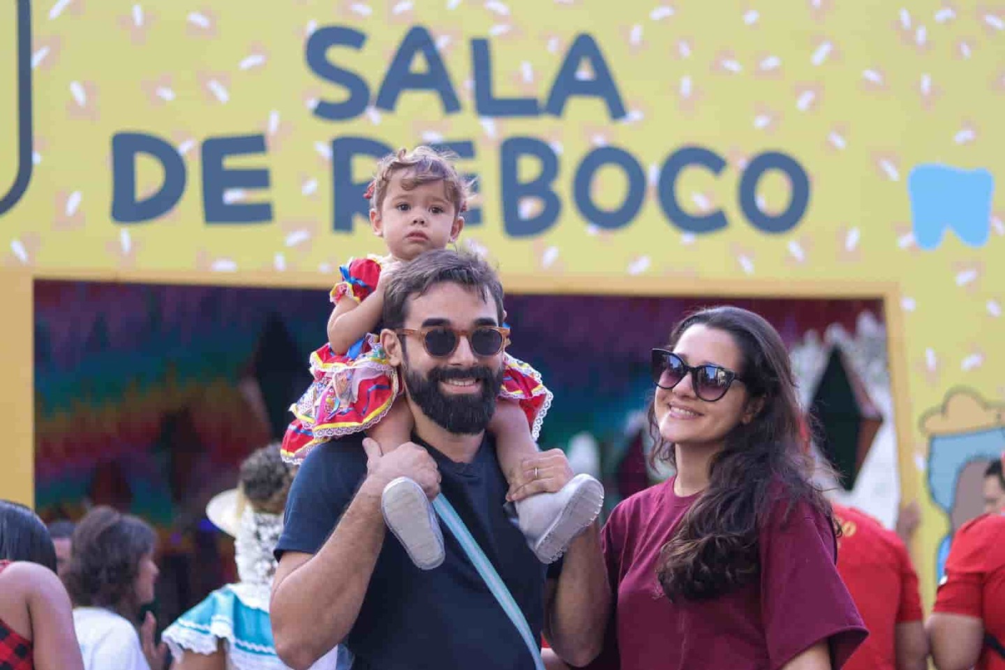 Casal leva criança para curtir o São João do Recife 2024