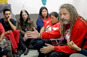 Luciano Schafer durante conversa com integrantes do Movimento de Luta nos Bairros, Vilas e Favelas. 