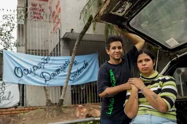 Liziane Pacheco Dutra e o seu marido Anselmo Pereira Gomes, integrantes da ocupação O Rio Mais Grande do Sul. 