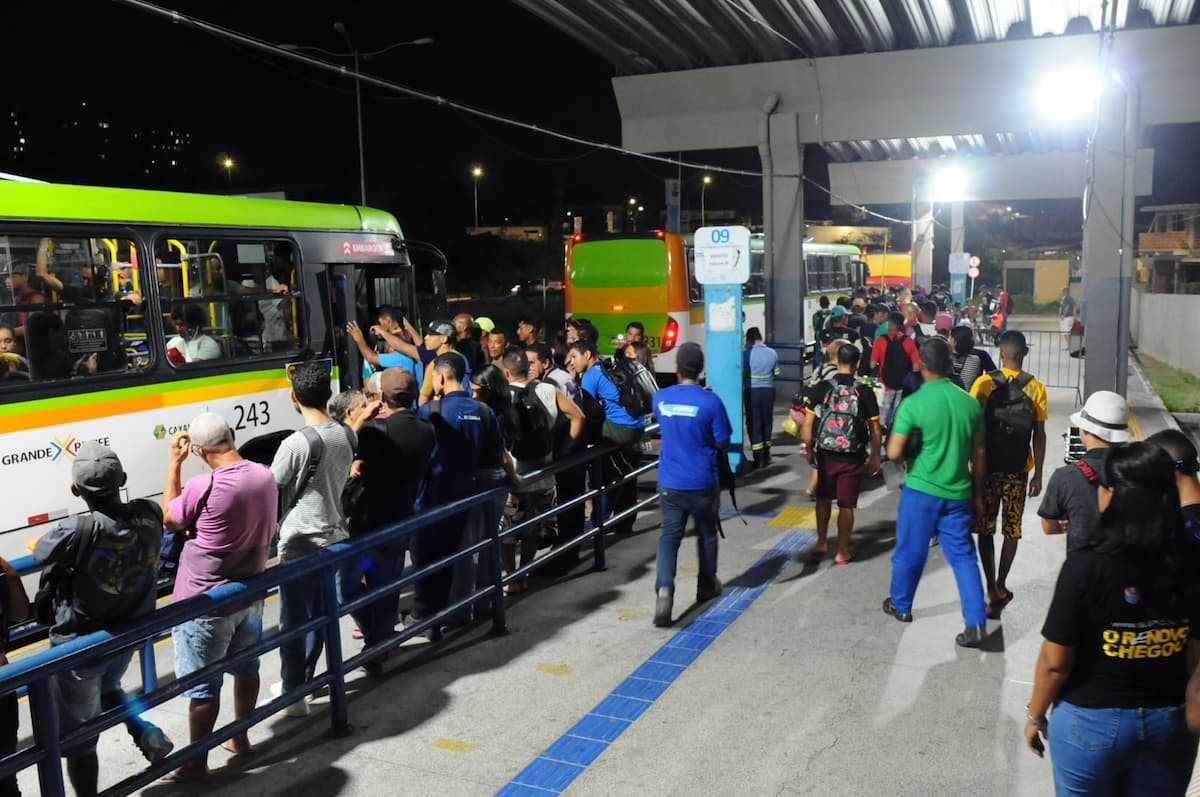 Com paralisação do metrô, passageiros formaram fila nos terminais de ônibus 