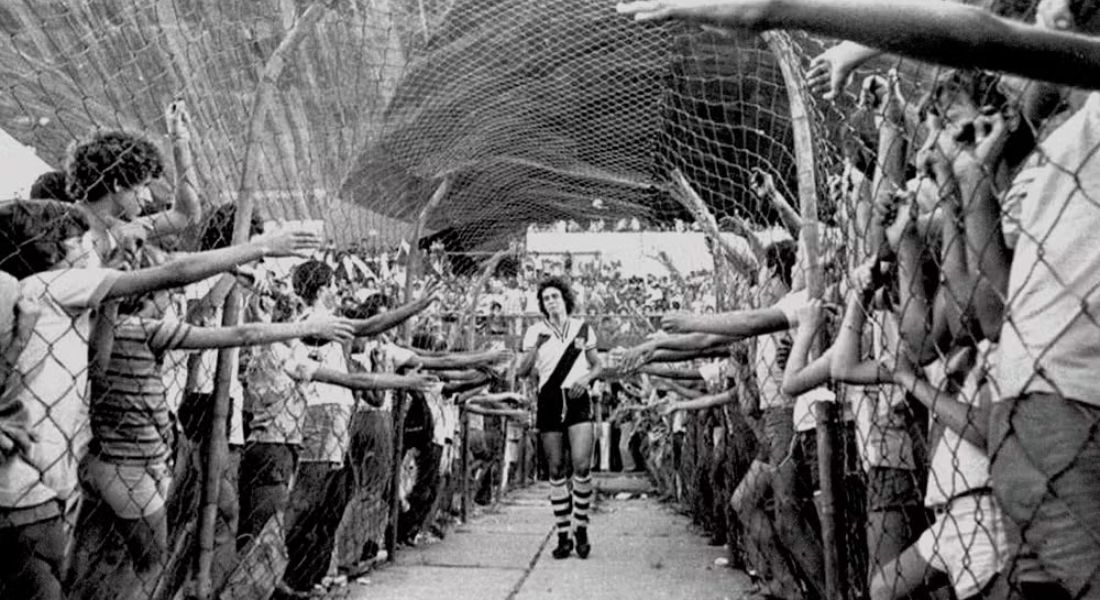 Registro de Roberto Dinamite no Estádio Luso-Brasileiro, em 1977, feito por Ronaldo Theobald