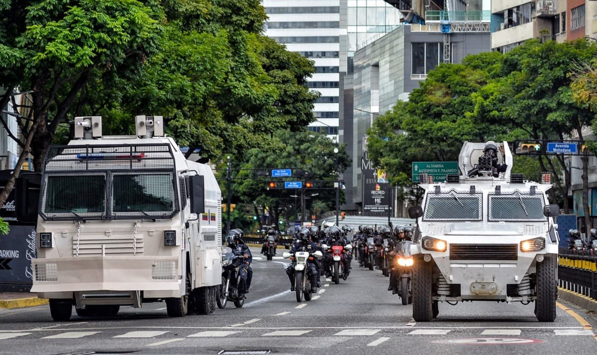 Tanque da Guarda Nacional da Venezuela na rua após após protestos contra resultado da eleição presidencial