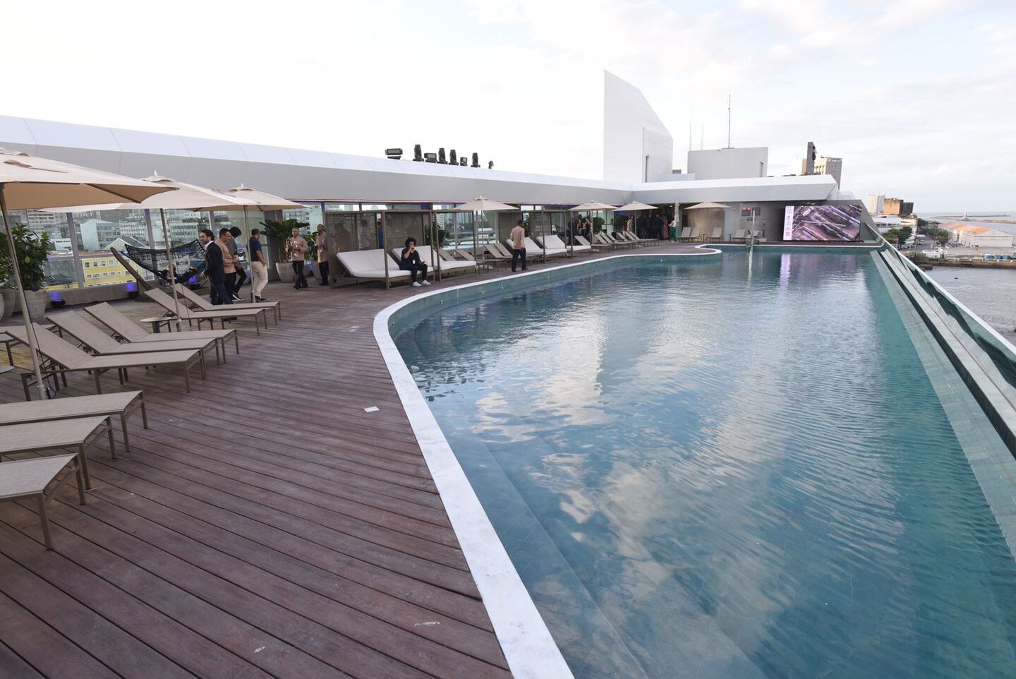 Rooftop do Novotel Recife Marina conta com uma piscina de borda infinita