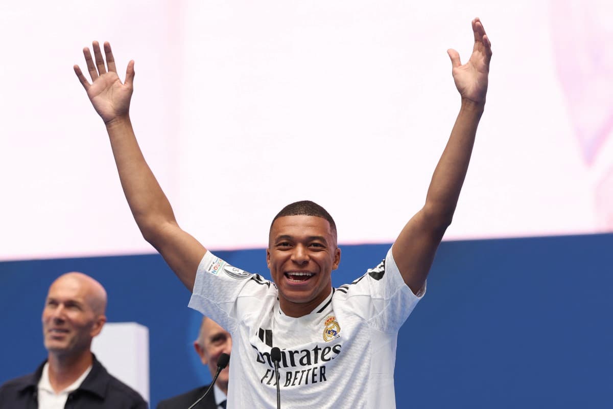 Mbappé copia gesto de Cristiano Ronaldo ao ser apresentado no Real Madrid no Bernabéu lotado