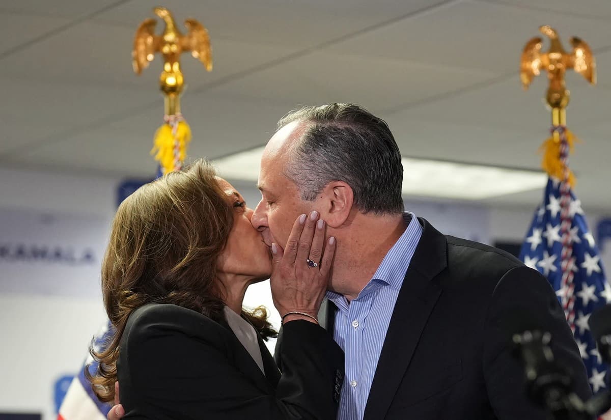 Kamala Harris beija o marido, Doug Emhoff, antes da fala