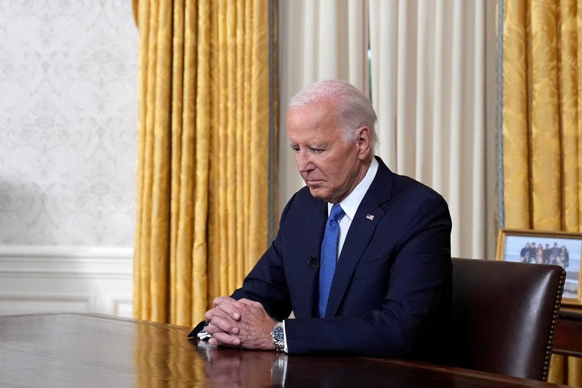 Joe Biden momentos antes do pronunciamento sobre desistência da candidatura dele - Foto: Evan Vucci/AFP