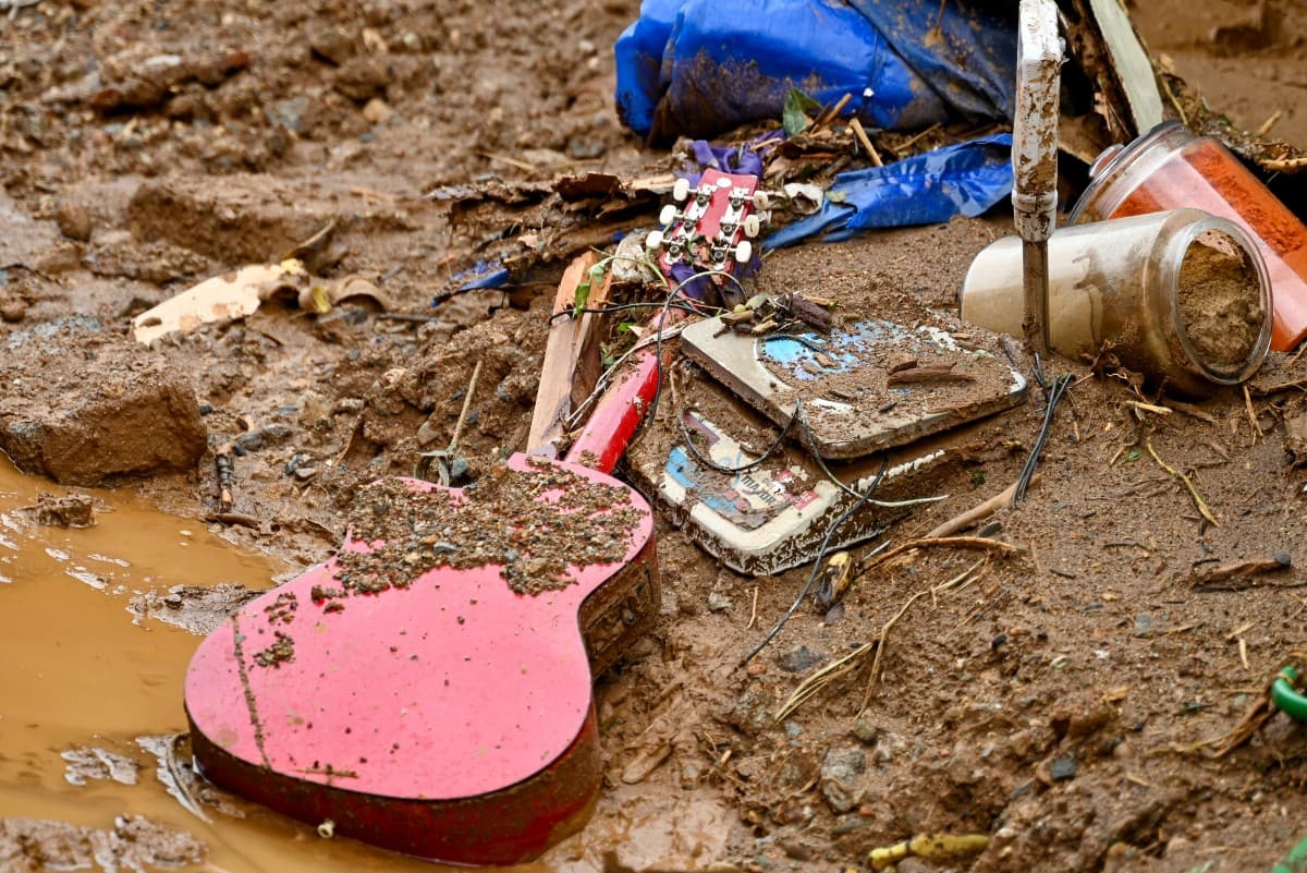 Objetos em meio à terra após deslizamentos de terra na Índia - Foto: Idrees Mohammed/AFP