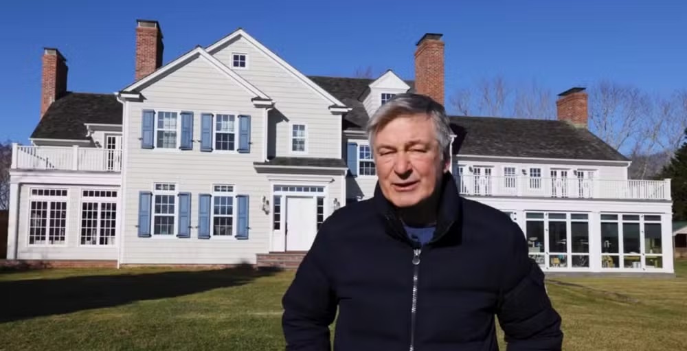 Alec Baldwin apareceu em um comercial para ajudar a vender sua casa 