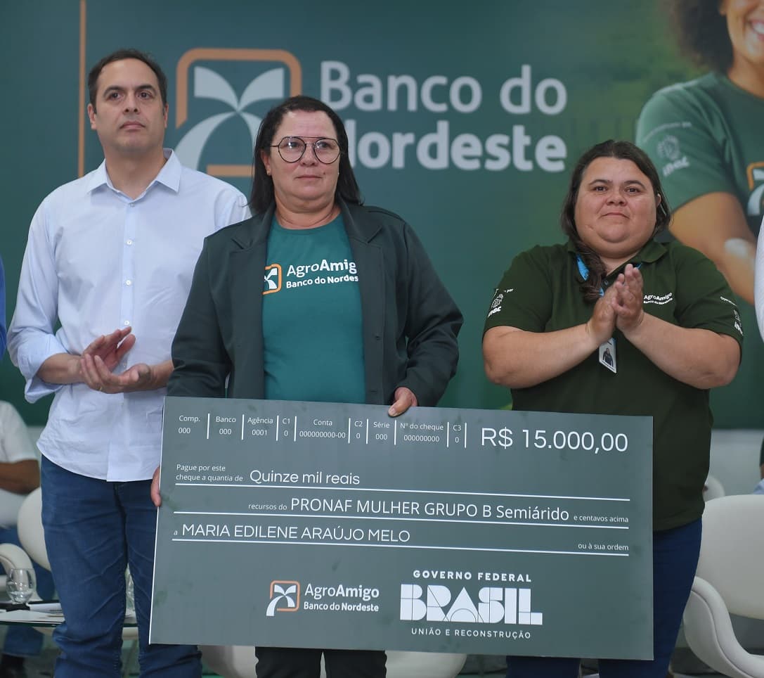 Durante o evento, foram assinados 580 contratos com clientes do Agroamigo 