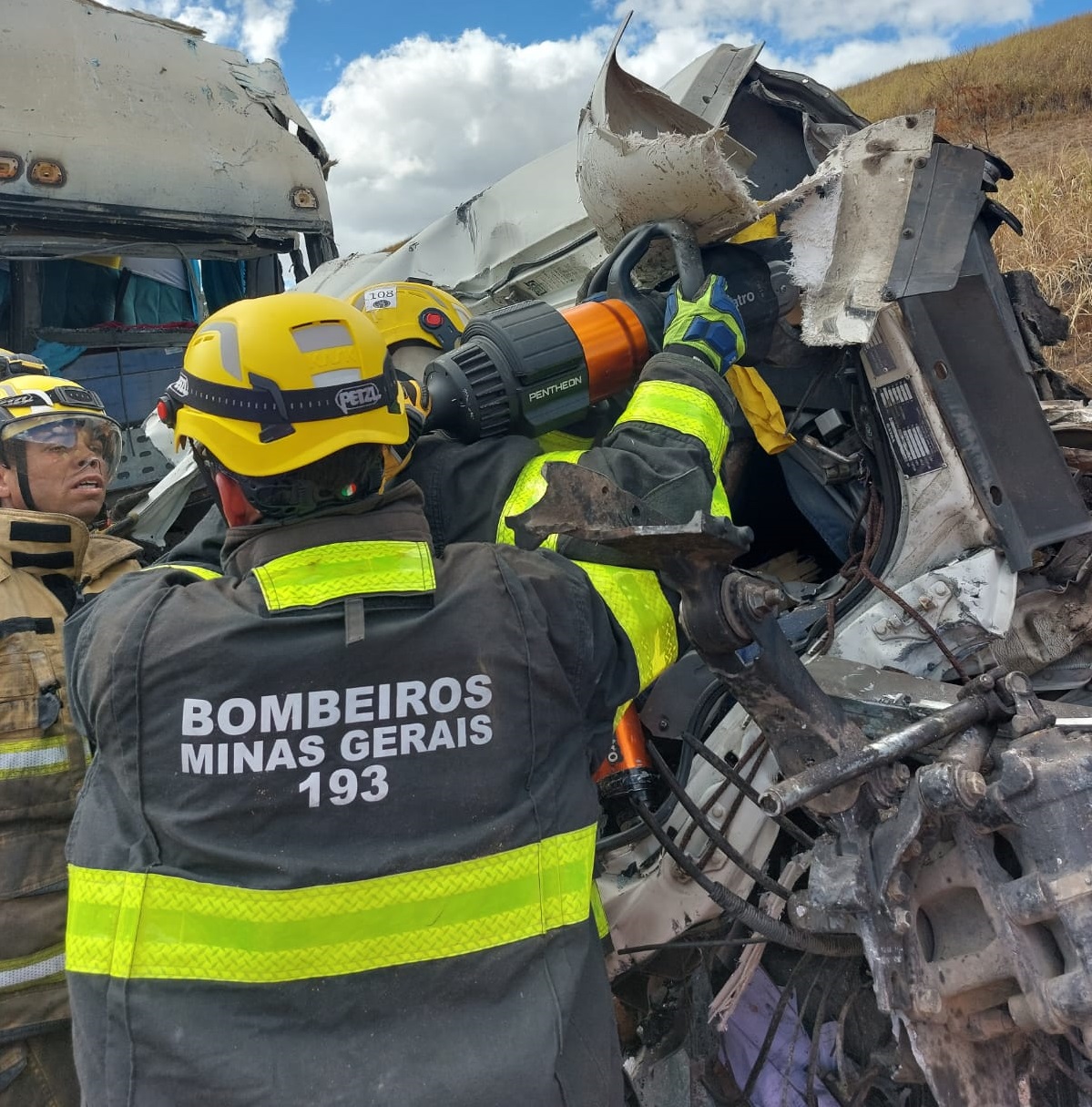 Acidente entre carreta e ônibus, que saiu do Recife com destino a Belo Horizonte, deixa mortos e feridos