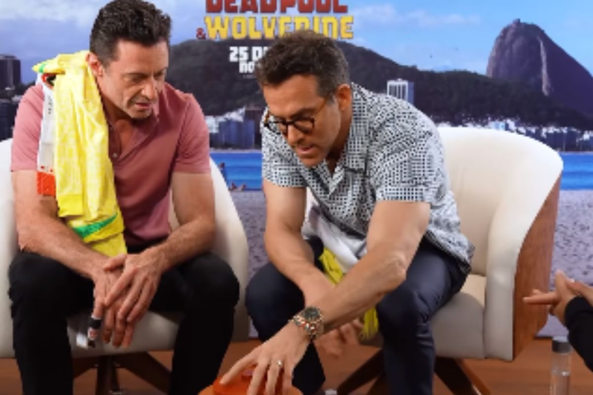 Hugh Jackman e Ryan Reynolds recebem filtro de barro em entrevista