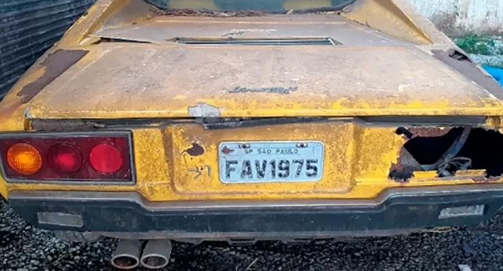 Desde 2006, a Ferrari Dino GT4 1975 ficou exposta ao sol e chuvas, danificando lataria e interior do veículo