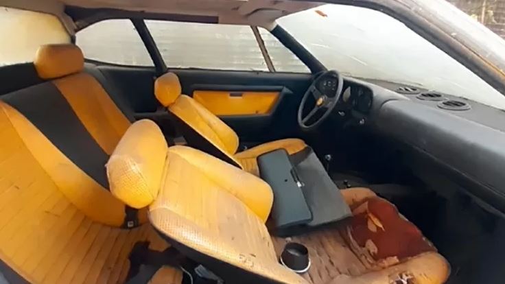 Interior da Ferrari Dino 208 GT4 1975