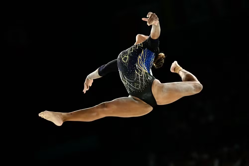 A brasileira Rebeca Andrade compete na trave de equilíbrio da qualificação feminina de ginástica artística durante os Jogos Olímpicos Paris 2024 