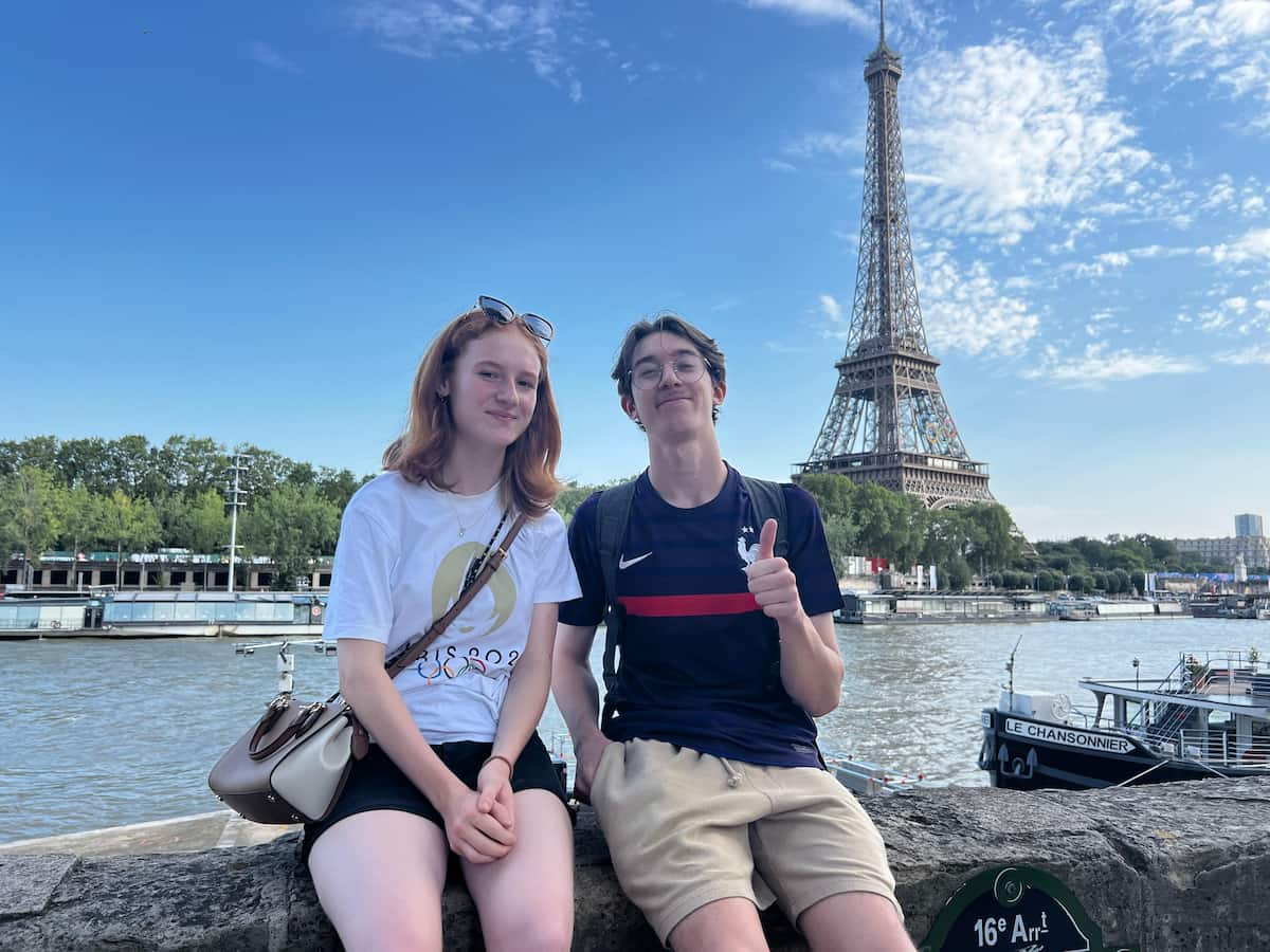 Casal de namorados Bastien e Elina, moradores de Paris 