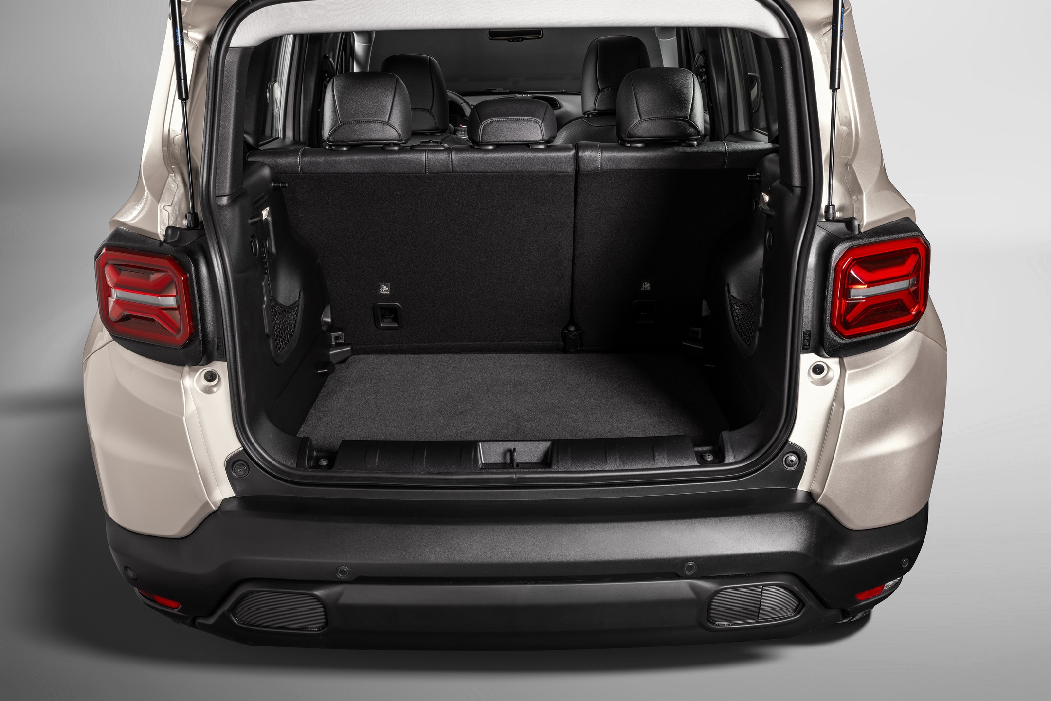 Jeep Renegade 2025 tem porta-malas de 385 litros