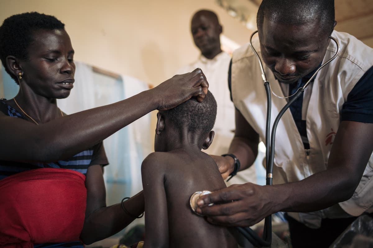 Foto da exposição Pergunte ao Tempo: a organização atende pacientes com sarampo na República Democrática do Congo, em 2019, durante a maior epidemia da doença registrada no mundo até aquele momento.