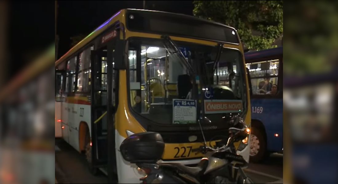 Ônibus foi alvo de criminosos: adolescente foi baleado