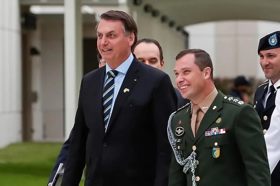 O ex-presidente Jair Bolsonaro e seu então ajudante de ordens, Mauro Cid 