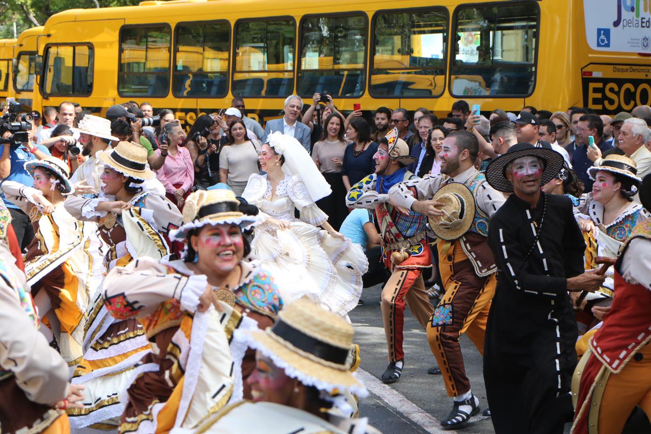 Quadrilha Junina Raio de Sol faz apresentação antes do início da cerimônia de entrega dos ônibus