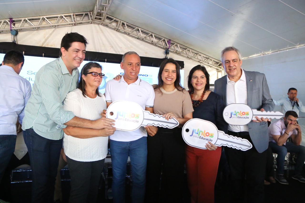 Prefeitos e representantes dos municípios pernambucanos recebem chave simbólica da entrega dos novos veículos escolares