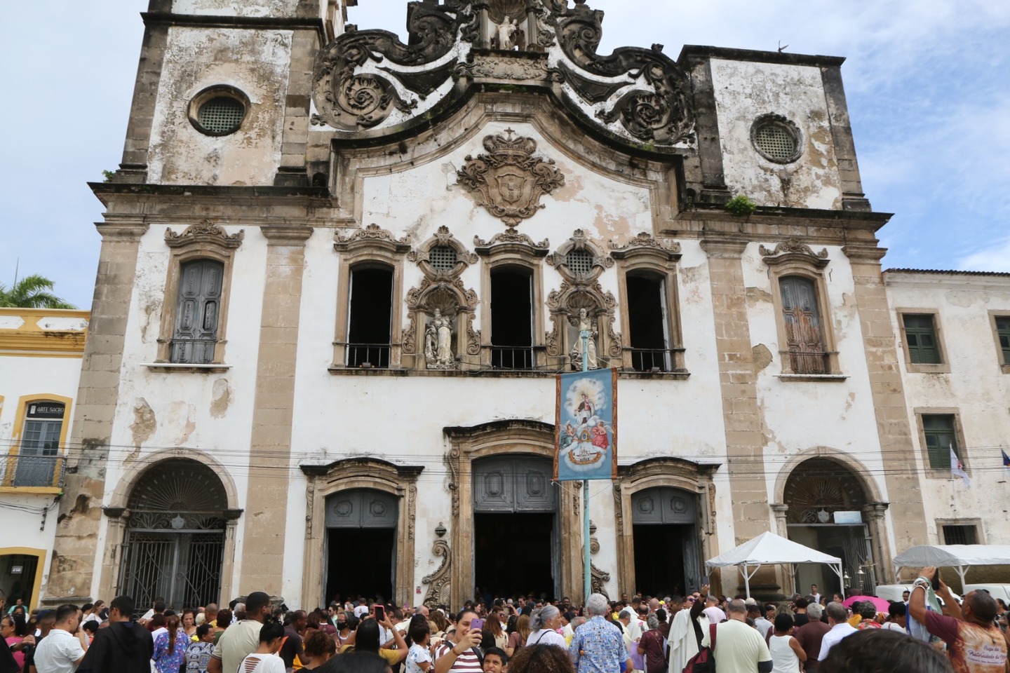 Hasteamento da bandeira de Nossa Senhora do Carmo marcando o início das festividades